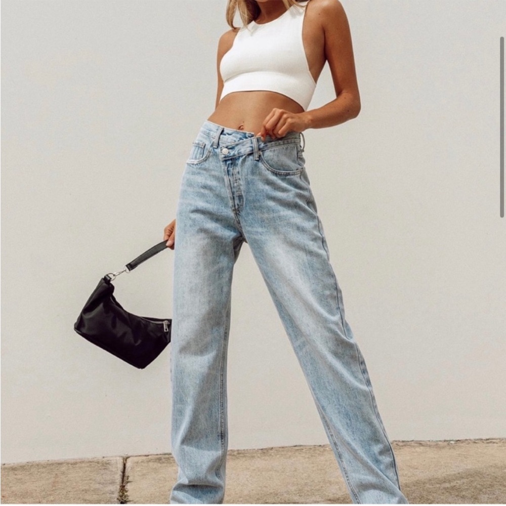 Princess Polly: HOLLY ASYMMETRIC STRAIGHT LEG JEAN LIGHT WASH